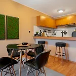 Cosy Green Apt Close To Macedonia Square