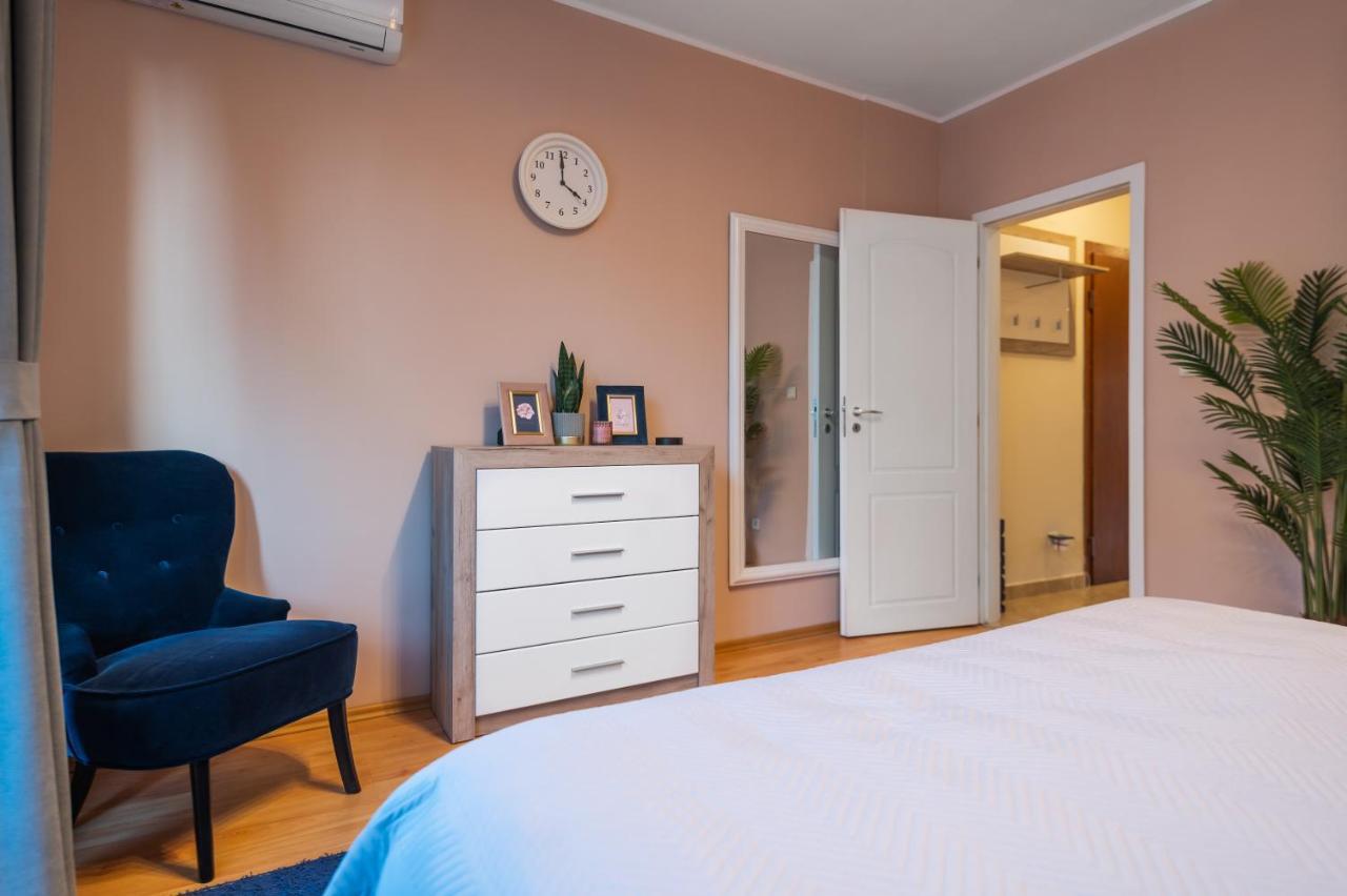 Cosy Apt Close To Macedonia Square Apartment *